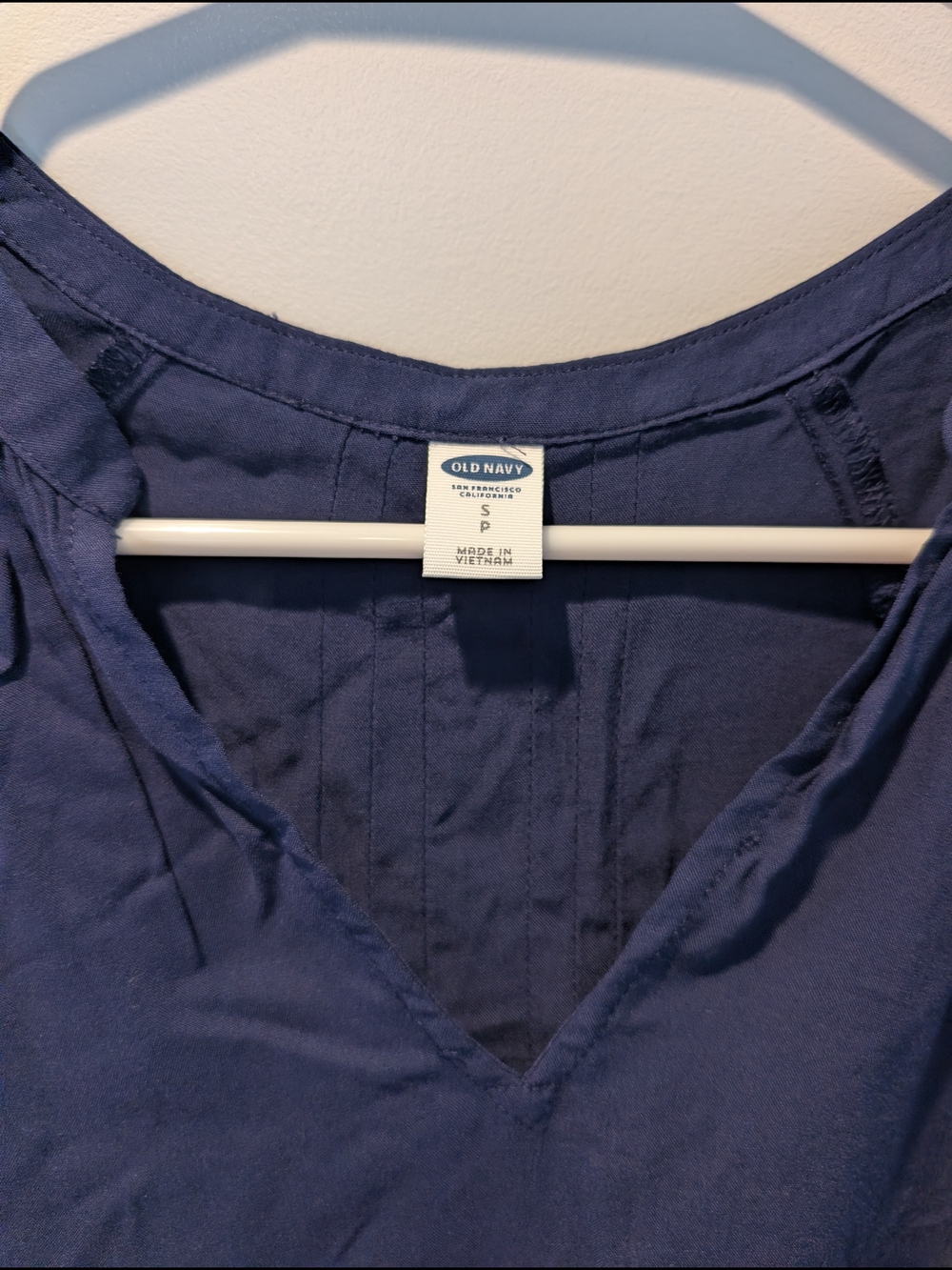 Old Navy Women's Navy Short Sleeve V-Neck Top - Picture 3 of 3